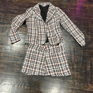 Super cute matching skirt and blazer set!